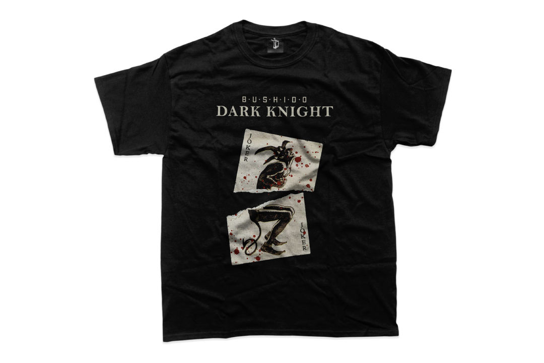 Bushido Dark Night Shirt in schwarz. Offizieller Bushido Shop Merch. Aufdruck Bushido Dark Night und eine große Jokerkarte ind der Mitte zerrissen. Die Karte ist Blutig.