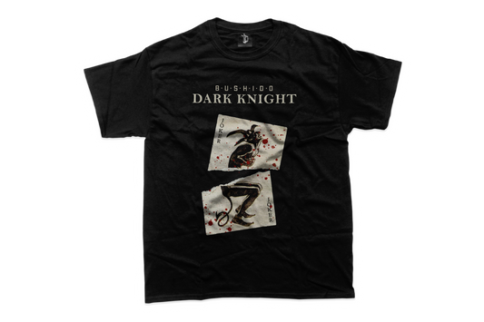 Bushido Dark Night Shirt in schwarz. Offizieller Bushido Shop Merch. Aufdruck Bushido Dark Night und eine große Jokerkarte ind der Mitte zerrissen. Die Karte ist Blutig.