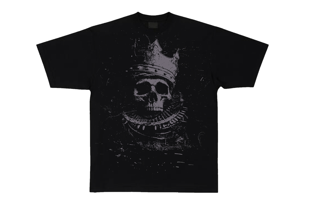 Schwarzes T-Shirt aus dem offiziellen Bushido Shop mit einem Totenkopf, der eine Krone trägt. Zeige deine Unterstützung für Bushido mit diesem coolen und einzigartigen T-Shirt. Das T-Shirt ist ein Must-Have für jeden Bushido-Fan. Hochwertiges T-Shirt aus 100% Baumwolle.