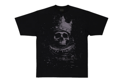 Schwarzes T-Shirt aus dem offiziellen Bushido Shop mit einem Totenkopf, der eine Krone trägt. Zeige deine Unterstützung für Bushido mit diesem coolen und einzigartigen T-Shirt. Das T-Shirt ist ein Must-Have für jeden Bushido-Fan. Hochwertiges T-Shirt aus 100% Baumwolle.