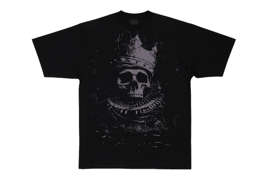 Schwarzes T-Shirt aus dem offiziellen Bushido Shop mit einem Totenkopf, der eine Krone trägt. Zeige deine Unterstützung für Bushido mit diesem coolen und einzigartigen T-Shirt. Das T-Shirt ist ein Must-Have für jeden Bushido-Fan. Hochwertiges T-Shirt aus 100% Baumwolle.