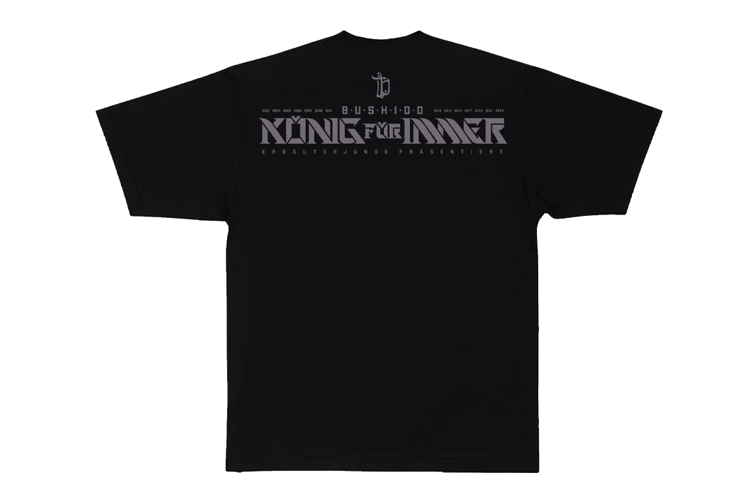 Schwarzes T-Shirt Rückseite mit dem Schriftzug Bushido König für Immer ersguterjunge präsentiert. Zeige deine Unterstützung für Bushido mit diesem coolen und einzigartigen T-Shirt. Das T-Shirt ist ein Must-Have für jeden Bushido-Fan. Hochwertiges T-Shirt aus 100% Baumwolle.
