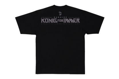 Schwarzes T-Shirt Rückseite mit dem Schriftzug Bushido König für Immer ersguterjunge präsentiert. Zeige deine Unterstützung für Bushido mit diesem coolen und einzigartigen T-Shirt. Das T-Shirt ist ein Must-Have für jeden Bushido-Fan. Hochwertiges T-Shirt aus 100% Baumwolle.